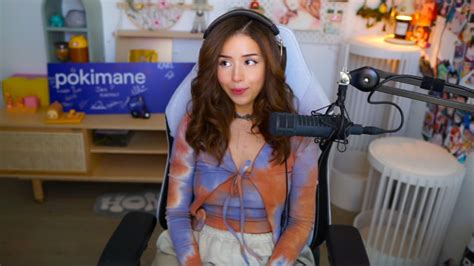 pokimane nude slip|Pokimane Suffers Wardrobe Malfunction On Stream, But Keeps。